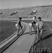 Lipiec 1969, Warszawa, Polska.
Kładzenie tartanowej nawierzchni na pierwszym torze bieżni stadionu 