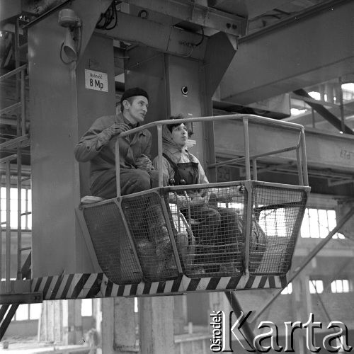 19.04.1969, Bzie Zameckie, Katowickie woj., Polska.
Fabryka domów.
Fot. Jarosław Tarań, zbiory Ośrodka KARTA [69-74]
 
