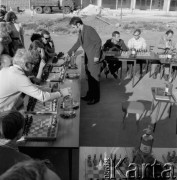 Lipiec 1969, Warszawa, Polska.
Plenerowa gra w szachy, symultanka.
Fot. Jarosław Tarań, zbiory Ośrodka KARTA [69- 96]
 
