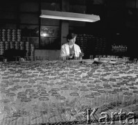 18.01.1969, Warszawa, Polska.
Huta szkła.
Fot. Jarosław Tarań, zbiory Ośrodka KARTA [69- 91]
 
