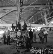 31.07.1968, Warszawa, Polska. Okęcie, Polska
Hangar na Okęciu, podnoszenie dachu.
Fot. Jarosław Tarań, zbiory Ośrodka KARTA [69-98]
 
