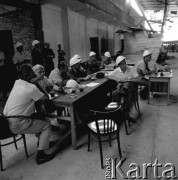 31.07.1968, Warszawa - Okęcie, Polska.
Hangar na Okęciu, podnoszenie dachu.
Fot. Jarosław Tarań, zbiory Ośrodka KARTA [69-98]
 
