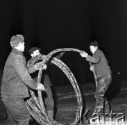 27.02.1969, Warszawa, Polska.
Ulica Grójecka, wymiana kabla.
Fot. Jarosław Tarań, zbiory Ośrodka KARTA [69-166]
 
