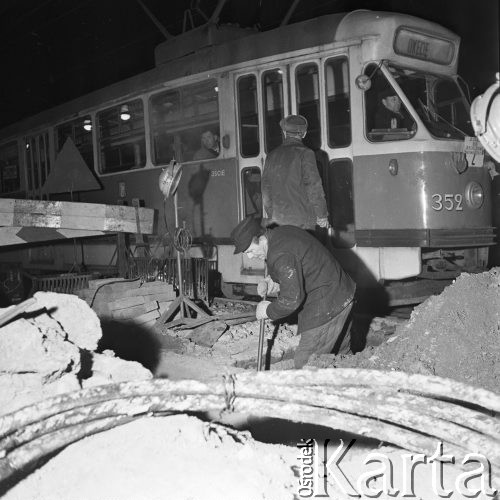 27.02.1969, Warszawa, Polska.
Ulica Grójecka, wymiana kabla.
Fot. Jarosław Tarań, zbiory Ośrodka KARTA [69-166]
 
