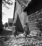 22.06.1969, Jankowo k/Ostrołęki, Kurpie, Polska
Dziewczynki z drewnianymi stągwiami.
Fot. Jarosław Tarań, zbiory Ośrodka KARTA [69-188]
 
