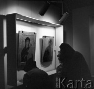21.10.1969, Warszawa, Polska.
Galeria Zachęta, wystawa rosyjskich ikon.
Fot. Jarosław Tarań, zbiory Ośrodka KARTA [69-157]
 
