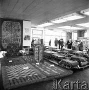 Czerwiec 1969, Warszawa, Polska.
Opolskie dywany.
Fot. Jarosław Tarań, zbiory Ośrodka KARTA [69-142]
 
