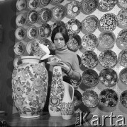 1969, Włocławek, Polska
Wytwórnia fajansu, wystawa wyrobów - malowane talerze i dzbany.
Fot. Jarosław Tarań, zbiory Ośrodka KARTA [69-146]
 
