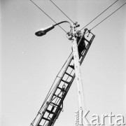 1969, Warszawa, Polska.
Elektryk naprawiający uliczną latarnię.
Fot. Jarosław Tarań, zbiory Ośrodka KARTA [69-201]
 
