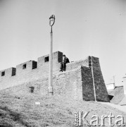 8.04.1969, Warszawa, Polska.
Fragment murów Barbakanu.
Fot. Jarosław Tarań, zbiory Ośrodka KARTA [69-192]
 
