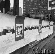 Lipiec 1969, Warszawa, Polska.
XXV-o lecie PRL, plakaty z propagandowymi hasłami: 