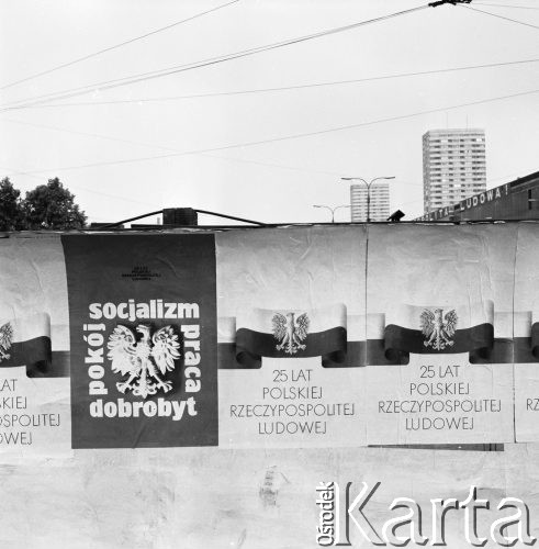 Lipiec 1969, Warszawa, Polska.
XXV-o lecie PRL, plakaty z hasłem: 