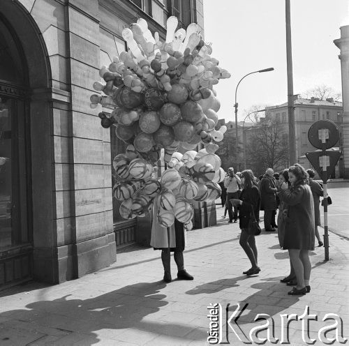 6.04.1969, Warszawa, Polska.
Sprzedawczyni balonów.
Fot. Jarosław Tarań, zbiory Ośrodka KARTA [69-230]
 

