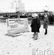 Styczeń 1969, Warszawa, Polska.
Tablica informacyjna TKKF o lodowiskach otwartych w mieście, na tablicy hasło: 