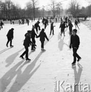 Styczeń 1969, Warszawa, Polska.
Łyżwiarze na lodowisku.
Fot. Jarosław Tarań, zbiory Ośrodka KARTA [69-162]
 
