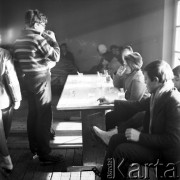 Styczeń 1969, Warszawa, Polska.
Chwila odpoczynku po wyczynach na lodowisku.
Fot. Jarosław Tarań, zbiory Ośrodka KARTA [69-162]
 
