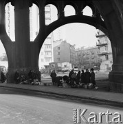7.03.1969, Warszawa, Polska.
Handel pod mostem Poniatowskiego.
Fot. Jarosław Tarań, zbiory Ośrodka KARTA [69-368]
 

