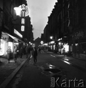 16.06.1969, Katowice, Polska
Ulica miasta wieczorem, neony: 