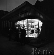 16.06.1969, Katowice, Polska
Ulica miasta wieczorem, oświetlony kiosk 