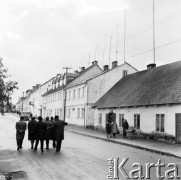 1969, Sejny, Polska
Fragment miasta, mężczyźni idący ulicą.
Fot. Jarosław Tarań, zbiory Ośrodka KARTA [69-283]
 
