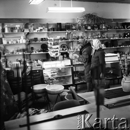 1969, Sejny, Polska
Klientki w sklepie Cepelii.
Fot. Jarosław Tarań, zbiory Ośrodka KARTA [69-283]
 
