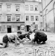 10.05.1969, Lublin, Polska
Dzieci bawiące się na podwórku.
Fot. Jarosław Tarań, zbiory Ośrodka KARTA [69-278]
 
