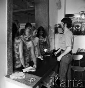 1.08.1969, Warszawa, Polska.
Inter-Hotel, recepcja.
Fot. Jarosław Tarań, zbiory Ośrodka KARTA [69-363]
 
