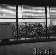 21.01.1969, Warszawa, Polska.
Kolejka w aptece.
Fot. Jarosław Tarań, zbiory Ośrodka KARTA [69-382]
 
