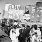 1.05.1969, Warszawa, Polska.
Pochód pierwszomajowy, studentka z Sudanu z transparentem 