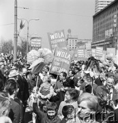 1.05.1969, Warszawa, Polska.
Pochód pierwszomajowy, manifestanci z hasłami: 