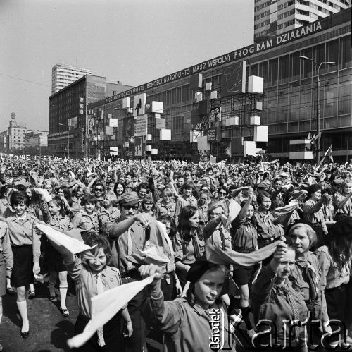 1.05.1969, Warszawa, Polska.
Pochód pierwszomajowy, harcerze.
Fot. Jarosław Tarań, zbiory Ośrodka KARTA [69-391]
 
