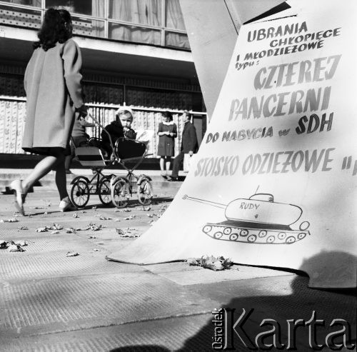 18.10.1969, Krynica Zdrój, Polska
Tablica reklamowa przed domem handlowym, napis: 