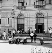 21.06.1969, Warszawa, Polska.
Motocykle przed gmachem Politechniki.
Fot. Jarosław Tarań, zbiory Ośrodka KARTA [69-464]
 
