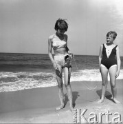 Czerwiec 1970, Jurata, Polska
Dziewczynki z małpką Muczi na plaży.
Fot. Jarosław Tarań, zbiory Ośrodka KARTA [70-3]
 
