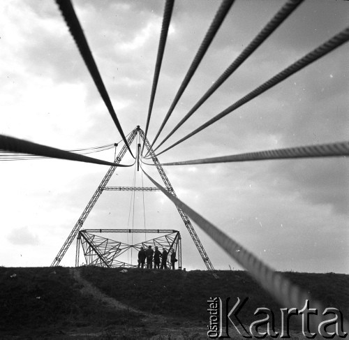 17.09.1970, Polska
 Pracownicy krakowskiej firmy Elbud budują linię wysokiego napięcia.
 Fot. Jarosław Tarań, zbiory Ośrodka KARTA [70-25]
   
