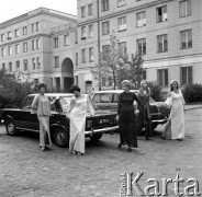 Sierpień 1970, Warszawa, Polska.
 Pokaz mody, modelki na tle samochodów.
 Fot. Jarosław Tarań, zbiory Ośrodka KARTA [70-50]
   
