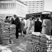 Sierpień- wrzesień 1970, Warszawa, Polska.
 Budowa ronda na skrzyżowaniu ulicy Marszałkowskiej i Alej Jerozolimskich, wymiana płytek chodnikowych.
 Fot. Jarosław Tarań, zbiory Ośrodka KARTA [70-72]
   
