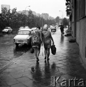 Czerwiec 1970, Warszawa, Polska.
 Bosonogie warszawianki po ulewnym deszczu.
 Fot. Jarosław Tarań, zbiory Ośrodka KARTA [70-83]
   
