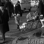 Październik 1970, Warszawa, Polska.
 Kobieta z dzieckiem w wózku i dziewczynka z wózkiem dla lalek, podpis autora: 