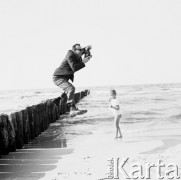 Czerwiec 1970, Polska
 Fotograf robiący zdjęcia w locie.
 Fot. Jarosław Tarań, zbiory Ośrodka KARTA [70-98]
   

