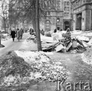 Styczeń 1970, Warszawa, Polska.
 Połamane ławki na placu Konstytucji, w tle brama do kina 