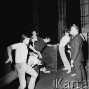 6.04.1970, Wrocław, Polska
 Teatr Pantomimy Henryka Tomaszewskiego, próba spektaklu 