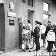 Sierpień 1970, Warszawa, Polska.
 Przechodnie ważący się na ulicznej wadze.
 Fot. Jarosław Tarań, zbiory Ośrodka KARTA [70-126]
   
