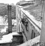 Marzec 1970, Warszawa, Polska.
 Alpiniści usuwający z dachu sople lodu.
 Fot. Jarosław Tarań, zbiory Ośrodka KARTA [70-133]
   
