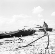 Czerwiec 1970, Jastarnia, Polska
 Przystań rybacka, łodzie na brzegu.
 Fot. Jarosław Tarań, zbiory Ośrodka KARTA [70-137]
   
