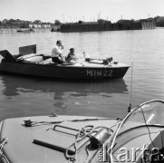 26.05.1970, Warszawa, Polska.
 Rzeczna MO, wodowanie wodolotu.
 Fot. Jarosław Tarań, zbiory Ośrodka KARTA [70-181]
   
