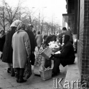 Kwiecień 1970, Warszawa, Polska.
 Uliczny sprzedawca koszyków.
 Fot. Jarosław Tarań, zbiory Ośrodka KARTA [70-222]
   
