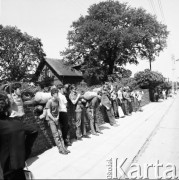 Czerwiec 1970, Jurata, Polska
 Turyści oczekujący na prasę przed punktem 