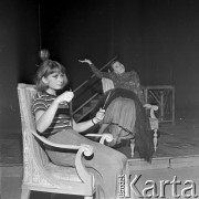 1970, Warszawa, Polska.
Teatr Dramatyczny, Magdalena Zawadzka i Katarzyna Łaniewska.
Fot. Jarosław Tarań, zbiory Ośrodka KARTA [70-207]
 
