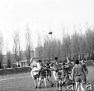 19.04.1970, Warszawa, Polska.
Mecz rugby Polska- NRD, grają zespoły młodzieżowe.
Fot. Jarosław Tarań, zbiory Ośrodka KARTA [70-182]
 
